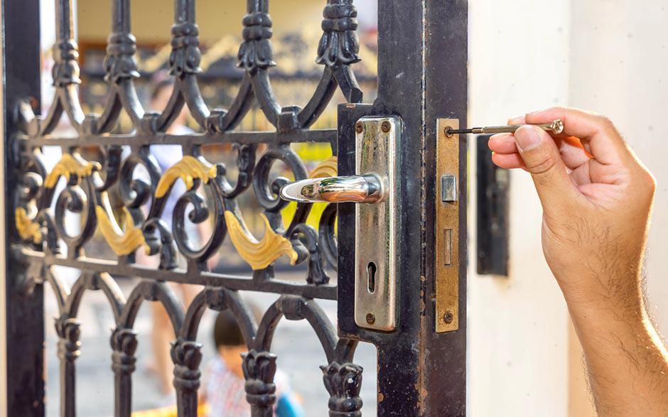 prix changement serrure porte Trets
